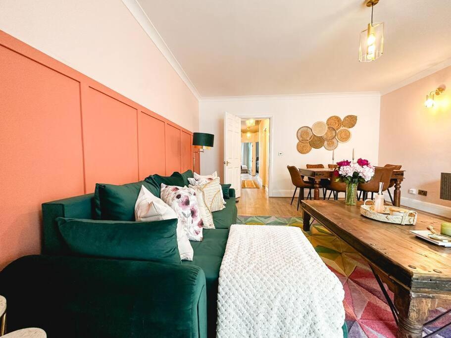 Charming Spacious 2Br Flat Near Station Plus Parking London Exteriör bild