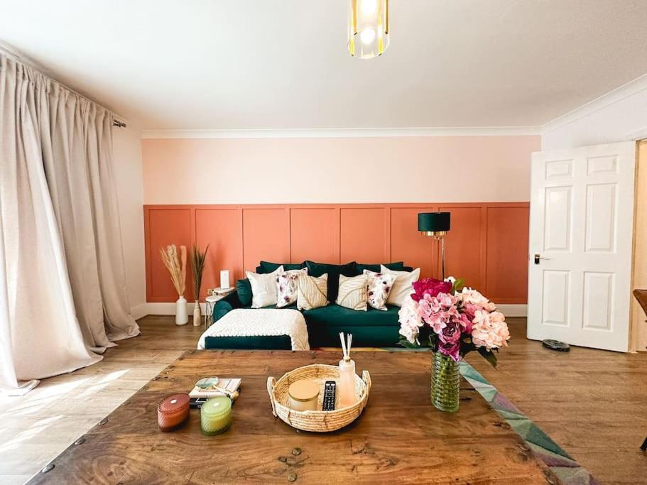Charming Spacious 2Br Flat Near Station Plus Parking London Exteriör bild