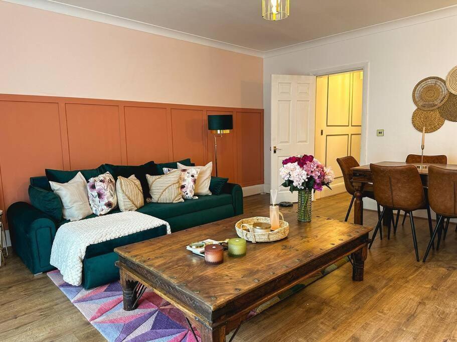 Charming Spacious 2Br Flat Near Station Plus Parking London Exteriör bild