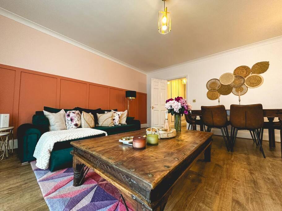 Charming Spacious 2Br Flat Near Station Plus Parking London Exteriör bild